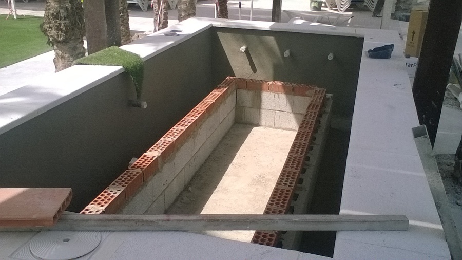 ejecución de banco para spá en piscina poolHmon