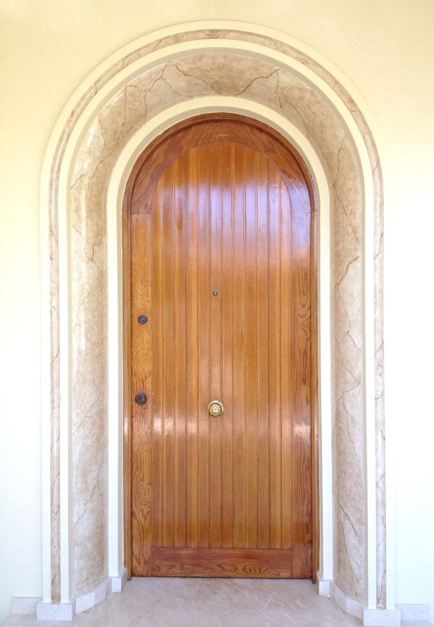 El arco de la puerta principal, también de imitación de mármol