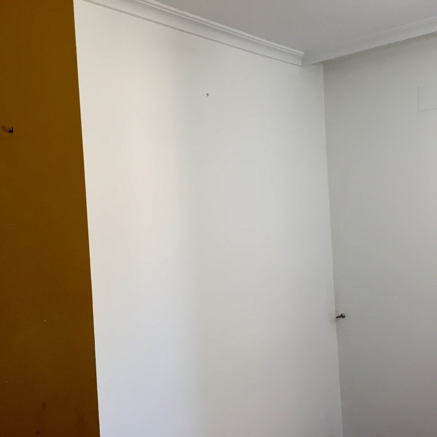 el comedor en blanco y caramelo