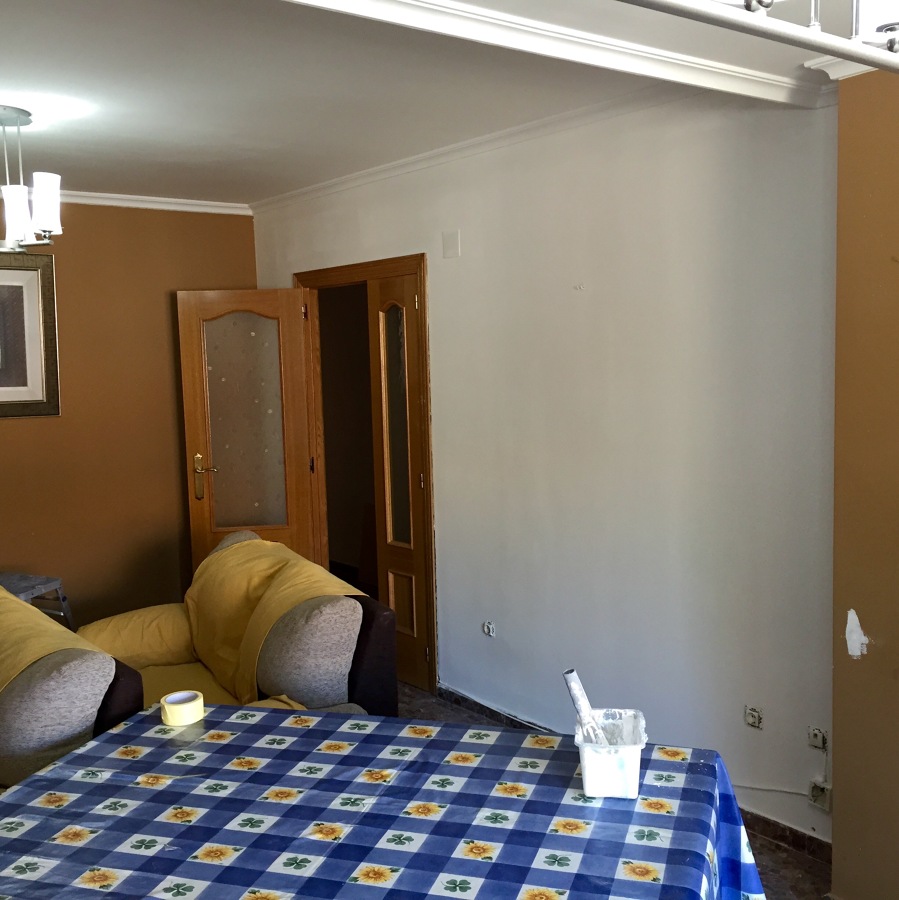 el comedor pintado en blanco y caramelo