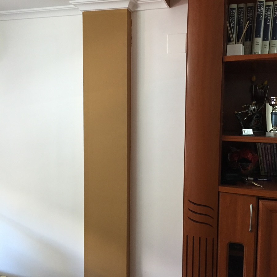 el comedor pintado en blanco y las columnas pintadas en caramelo