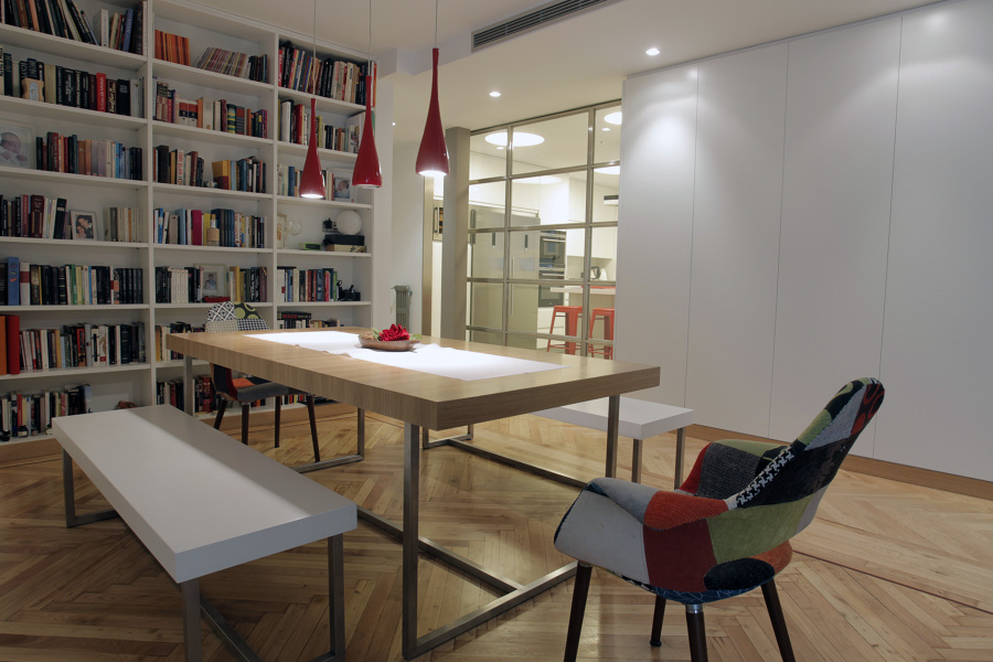 El comedor, y la cocina al fondo.