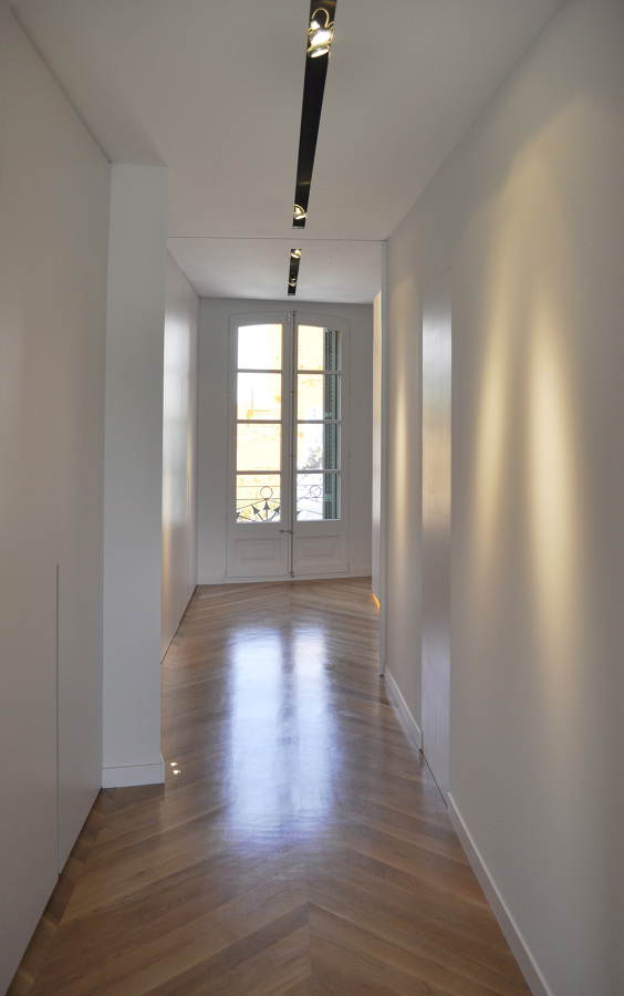 El corredor con piso de madera