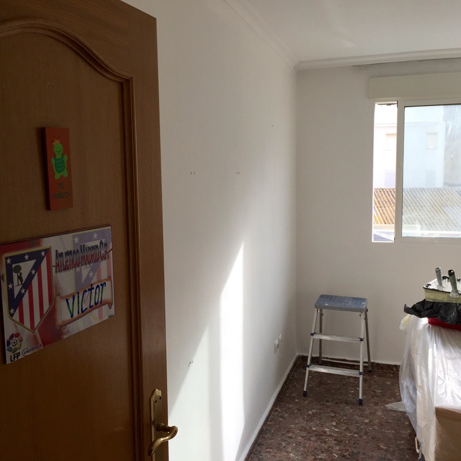 el cuarto azul pintado en blanco