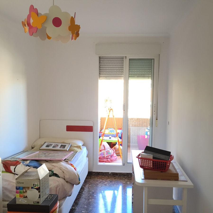 el cuarto rojo pintado en blanco