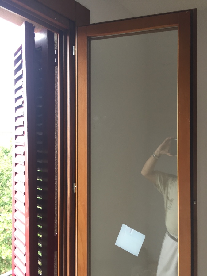 El marco de iroko soporta persiana exterior y  ventana interior