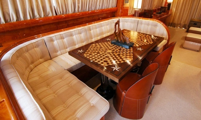 el mismo yate pero otro sofá este con botones 