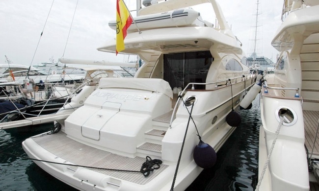 el mismo yate visto desde popa 