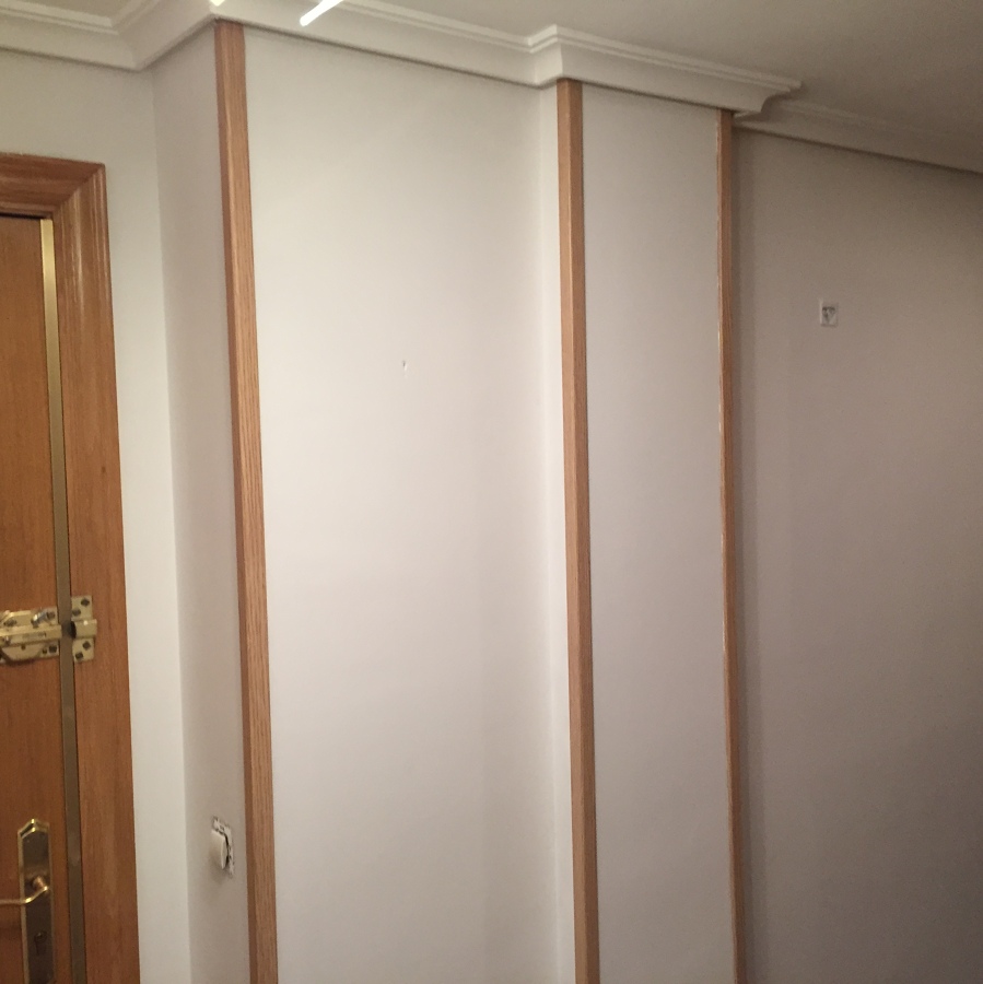 el pasillo en blanco