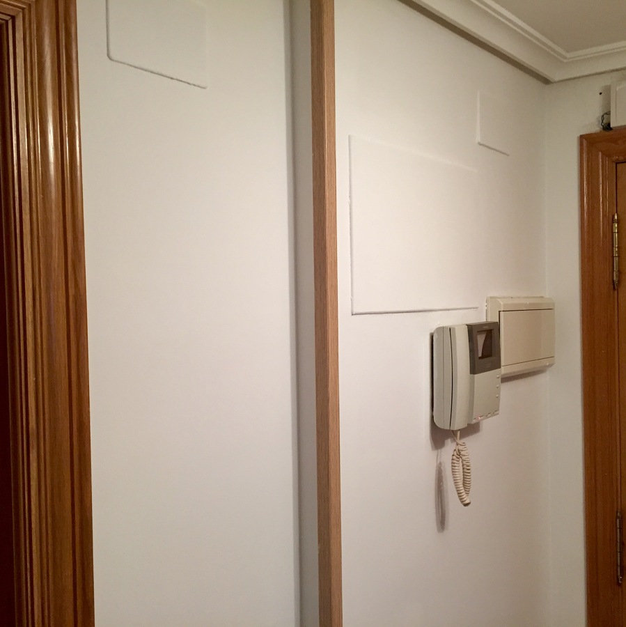 el pasillo en blanco