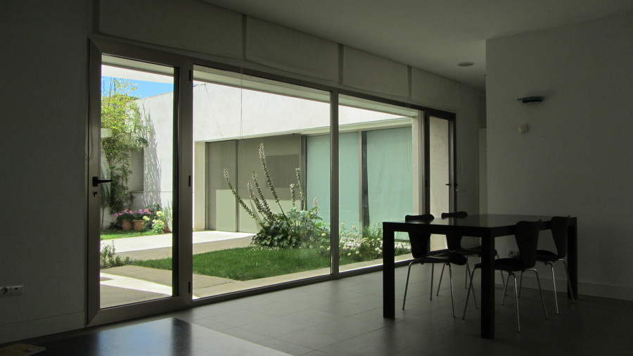 El patio grande desde la sala de estar.