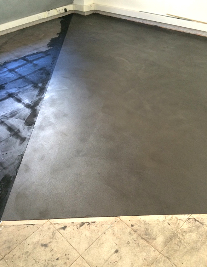 El suelo de cemento pulido