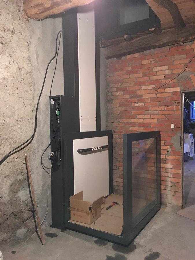 ELEVADOR VERTICAL DE ACCESIBILIDAD.