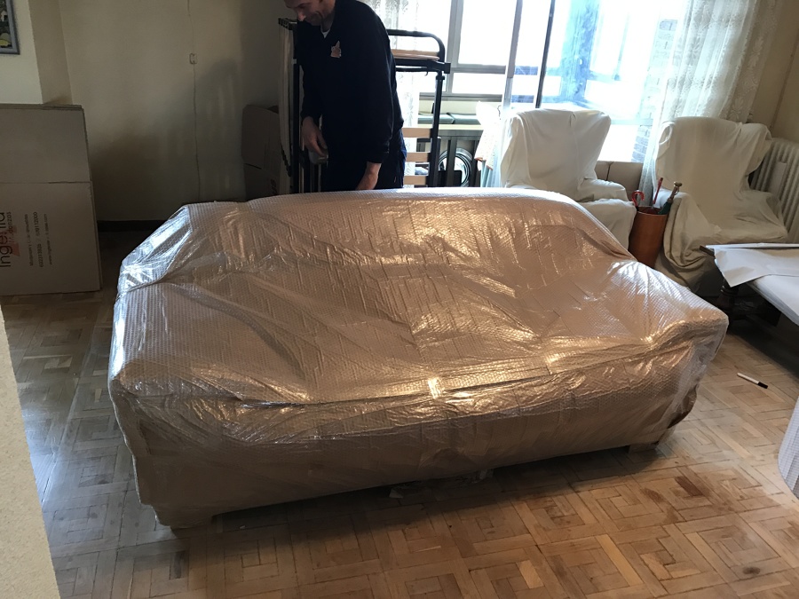 Embalaje cuidadoso y profesional de Sofa