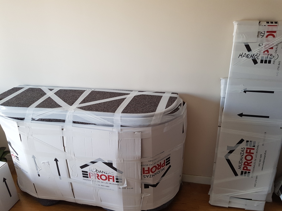 Embalaje delicado comoda y marmol