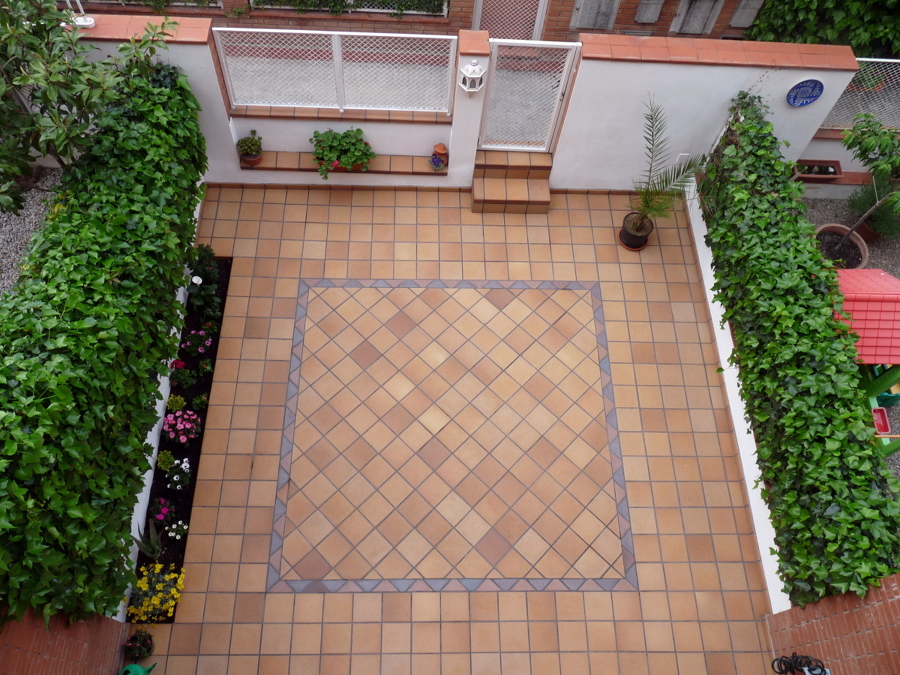 Embaldosado de acera entrada vivienda 