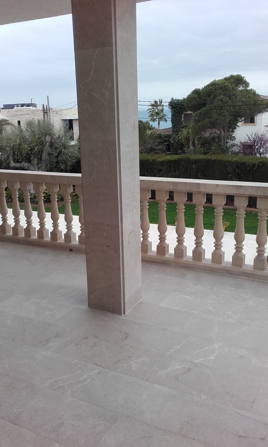 Embaldosado terraza y forro columnas