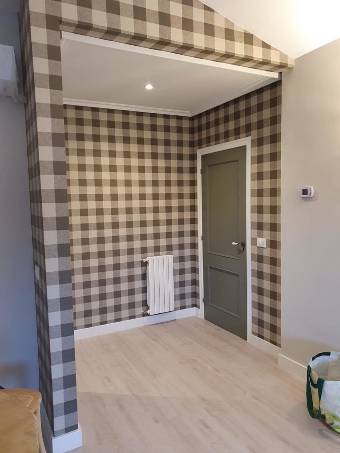 Empapelado de hall, lacado de puertas