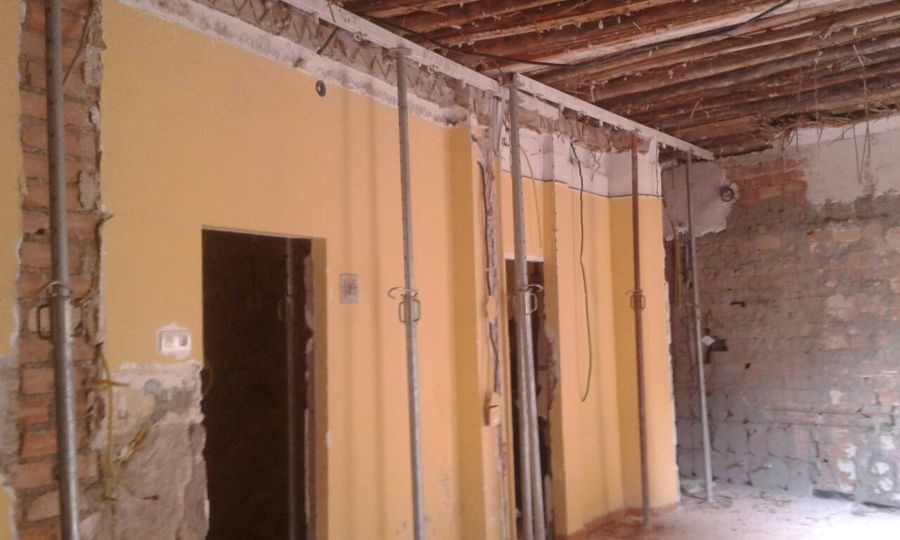 Empezamos a apuntalar antes de seguir demoliendo.