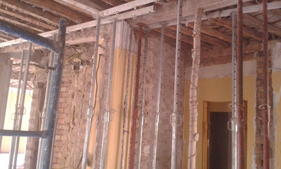 Empezamos a apuntalar antes de seguir demoliendo.