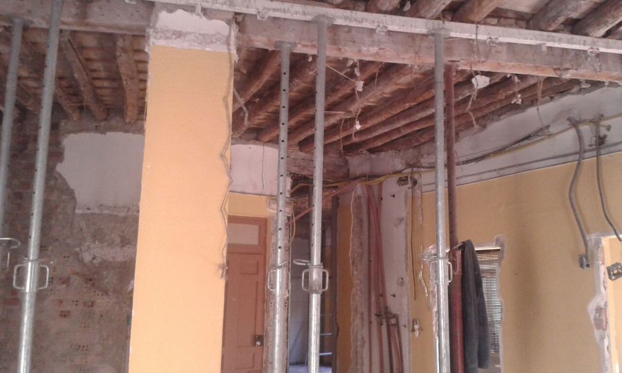 Empezamos a apuntalar antes de seguir demoliendo.