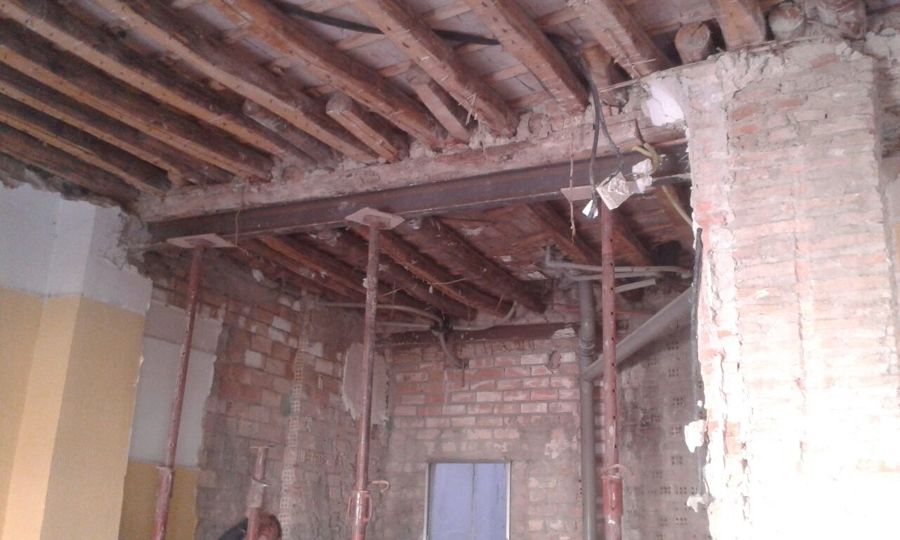 Empezamos a apuntalar antes de seguir demoliendo.