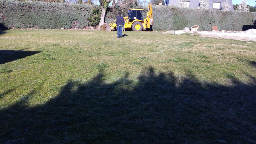 Empezando la retirada del cesped viejo