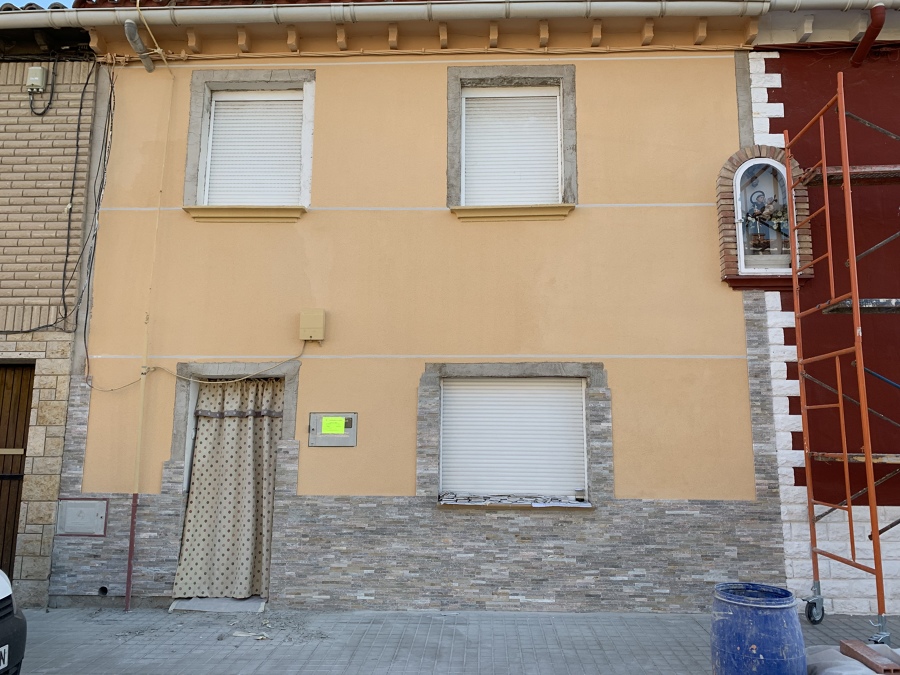 Empezar a poner piedra natural premontada en el zocalo