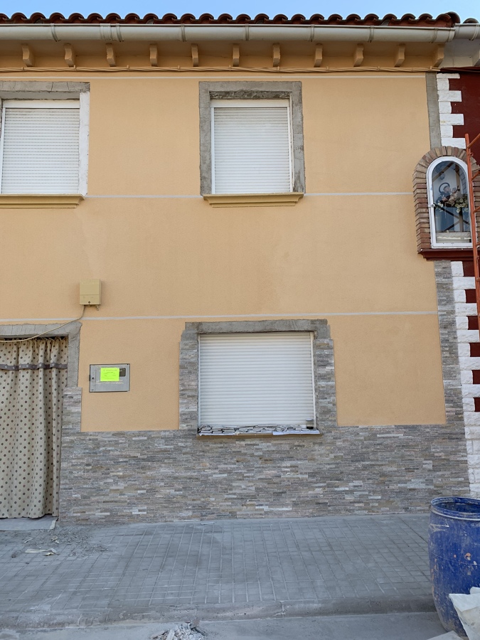 Empezar a poner piedra natural premontada en el zocalo