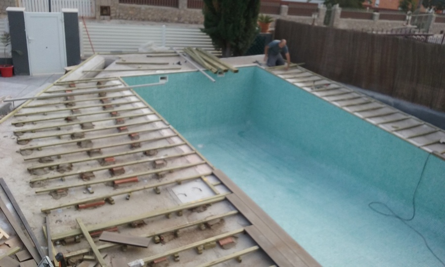 En proceso de colocación de suelo alrededor de madera