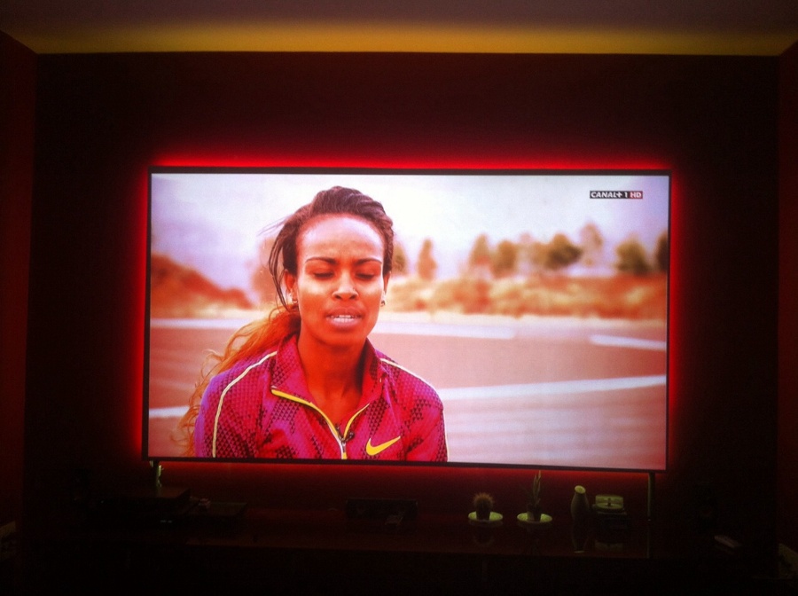 EN PROYECTOR, LUCES LED ALREDEDOR