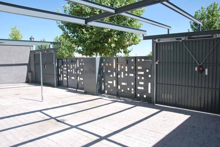 Encercado de vivienda con puertas automatizadas.