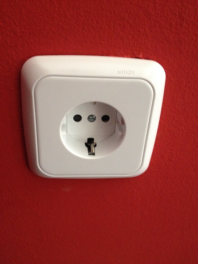 Enchufe de 16A con toma de tierra Simon 31 blanco nieve