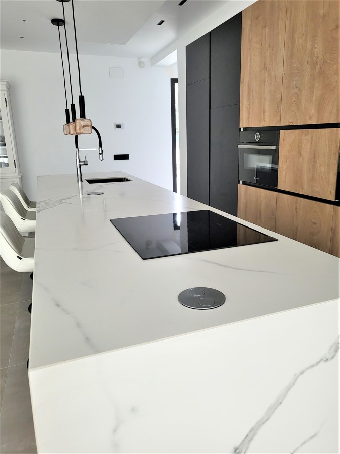 Encimera blanca en isla, con cascada