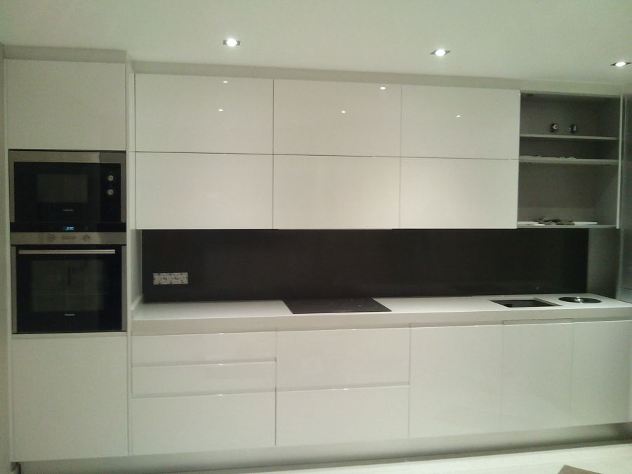 Encimera Compac glaciar y smoke gray