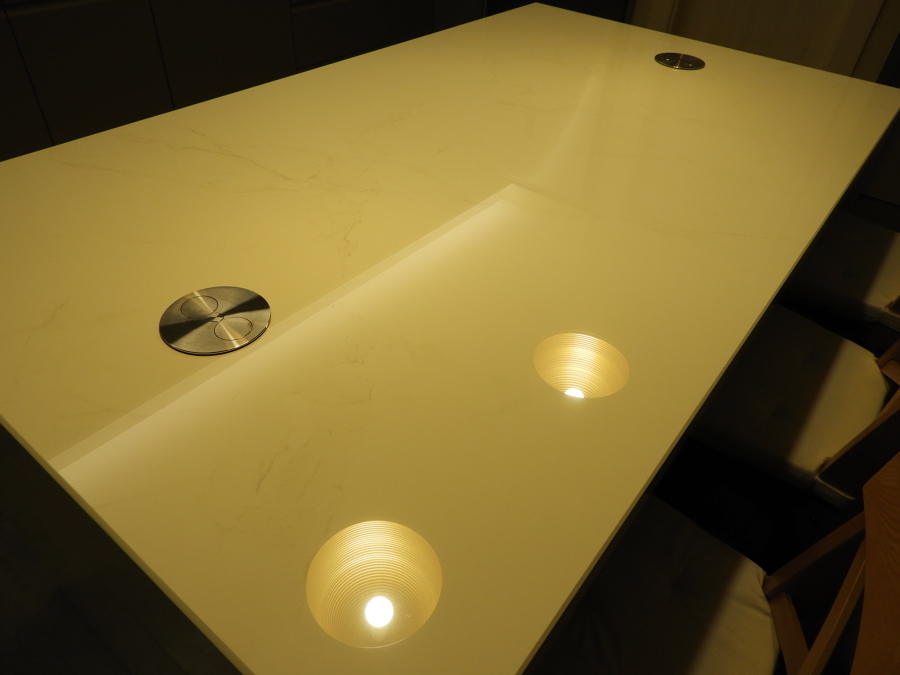 ENCIMERA CON ENCHUFES