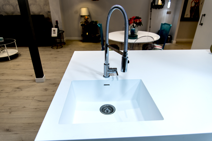 Encimera con fregadero integrado. Grifería estilo industrial