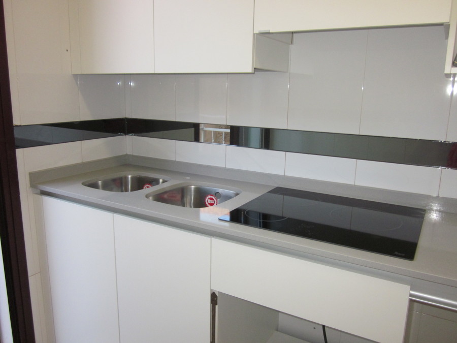 Encimera de cocina en Compac ceniza