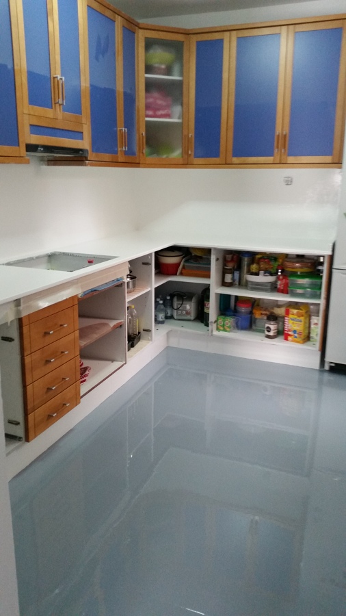 Encimera de cocina y suelo terminado con resina epoxi color gris 
