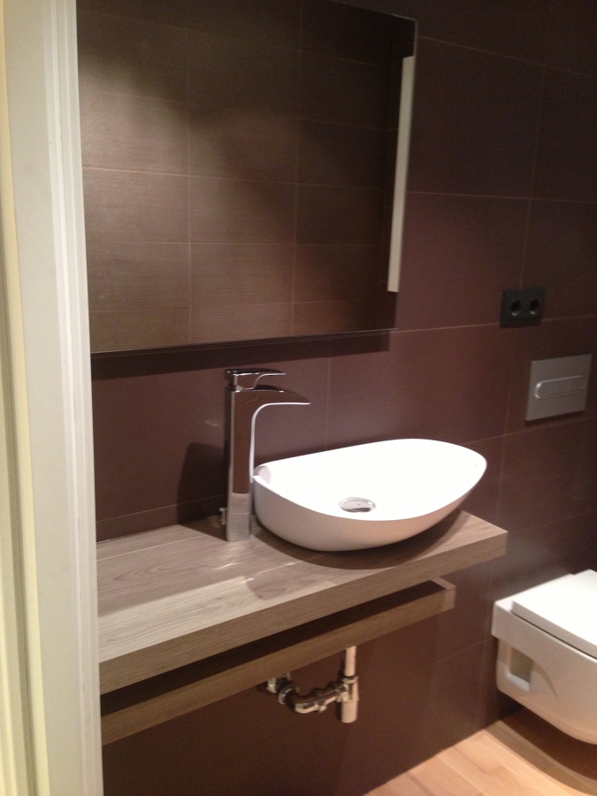 ENCIMERA DE MADERA EN EL BAÑO