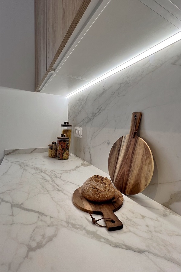 Encimera de mármol con detalle luces LED