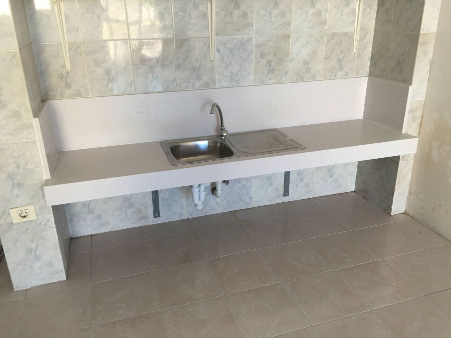 Encimera en aula con fregadero y grifería.