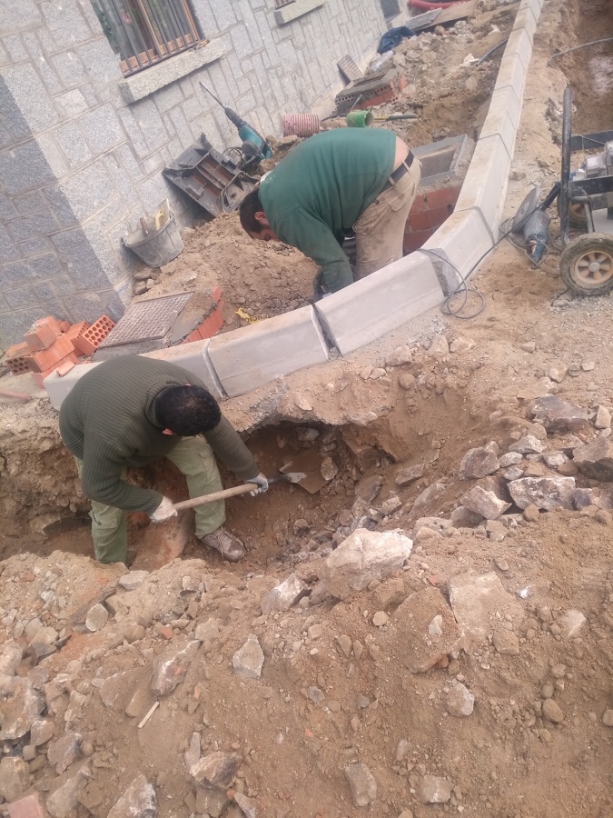 Encintado de bordillo y formación de aceras