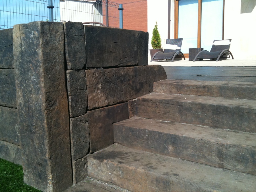 Encuentro de jardinera/muro con escaleras de traviesas.