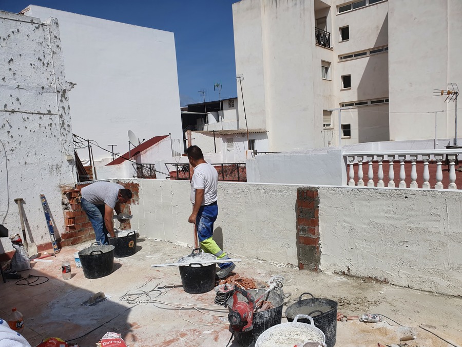 enfoscando con mortero blanco