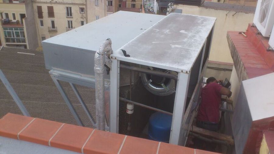 Enfriadora desmontada para cambiar aislamiento interior