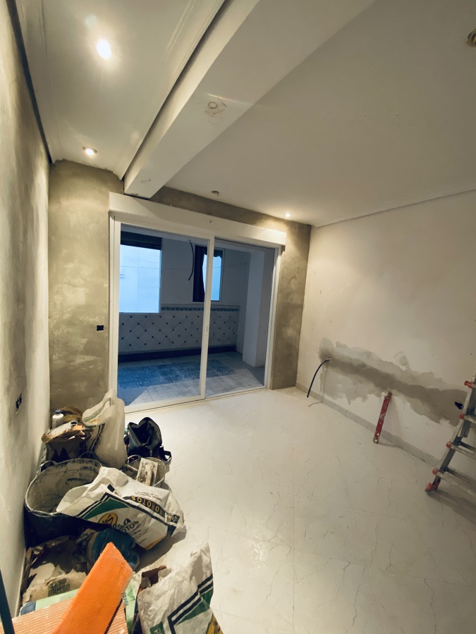 Enlucido de yeso fino en nuevo muro