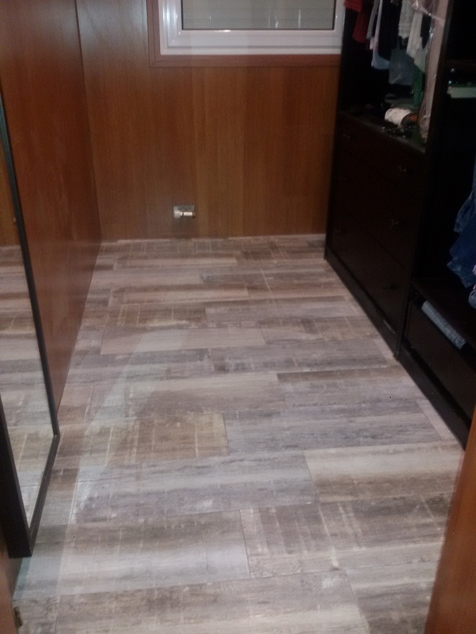 Enrrayolado suelo con cerámica imitación parquet.