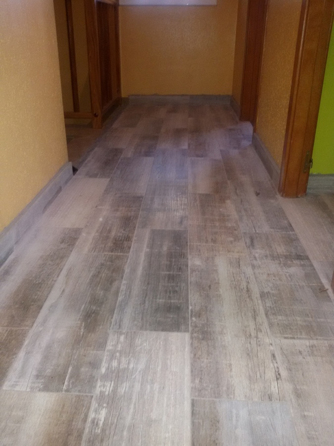 Enrrayolado suelo con cerámica imitación parquet.