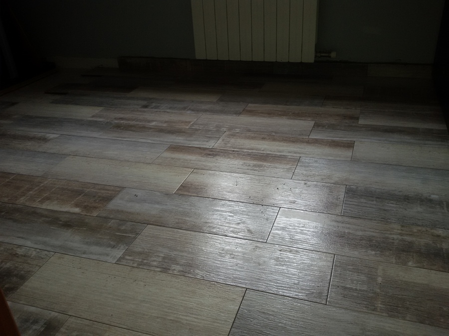 Enrrayolado suelo con cerámica imitación parquet.